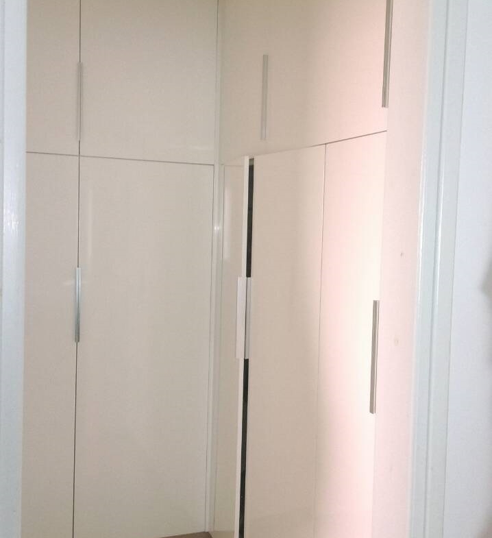 718