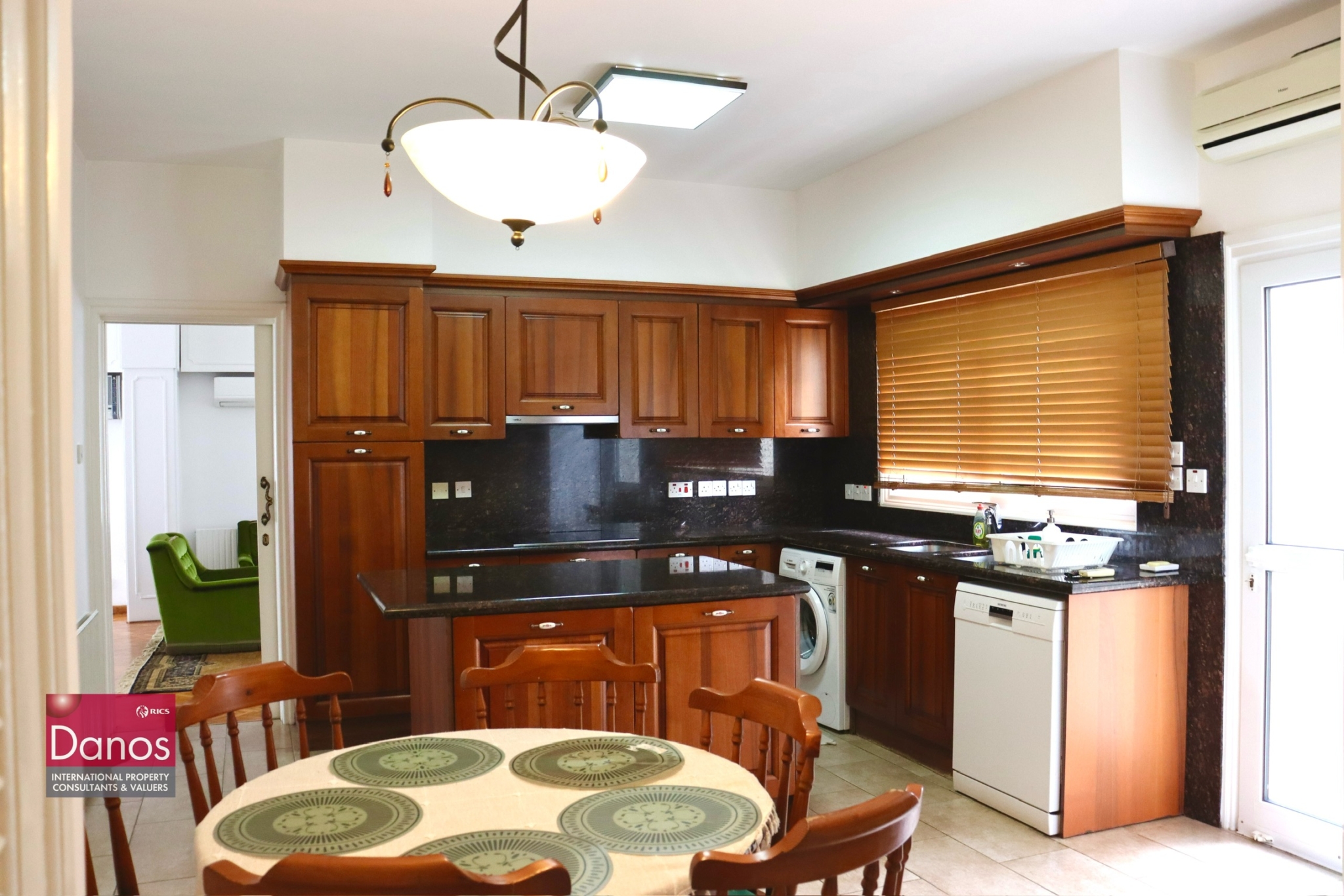 Beautiful Upper-Floor 3 Bedroom House for rent in Akropoli, Strovolos