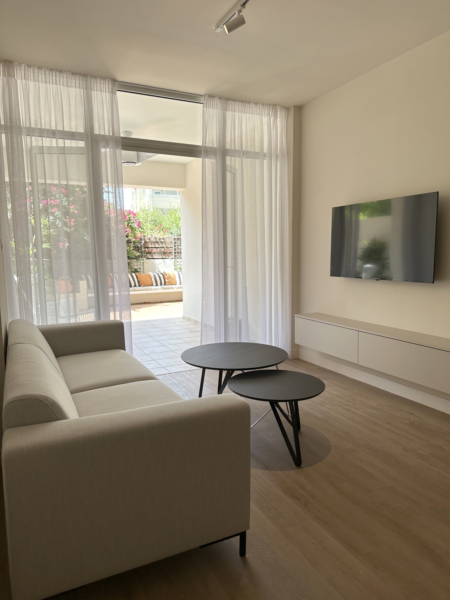 Luxury 2-Bedroom Ground Floor Flat for Rent with Private Garden