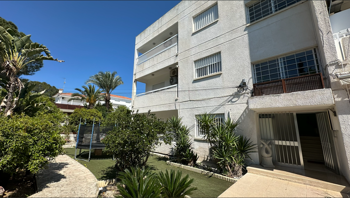 4 Bedroom Whole Floor Apartment In Engomi
